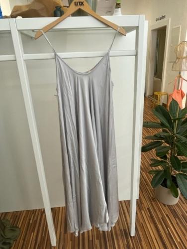 (w) Kleid 9712 flowing silver