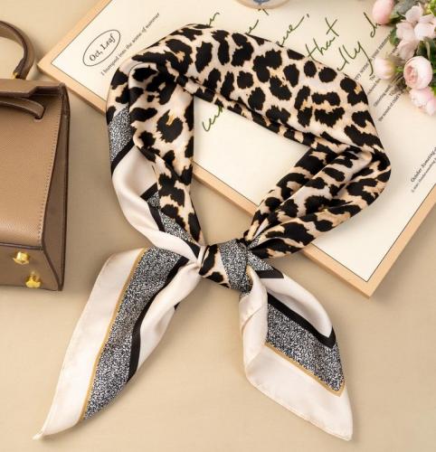 (w) Scarf leo creme